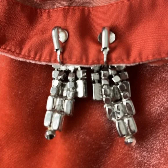 Vintage clip-on chandelier silver tone, rhinestone earrings. - Picture 2 of 4